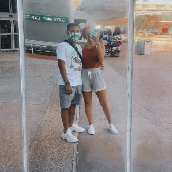 Meet your Posher, Taylor - Picture 2 of 3